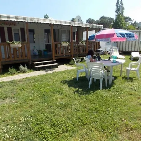 مكان تخييم Le Coralys *